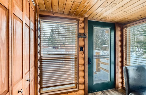 Breckenridge Cabin | Free SkyCard Act- Pet Friendly, Fireplace, Hot Tub, Pool, Free Wifi, Fly Fishing