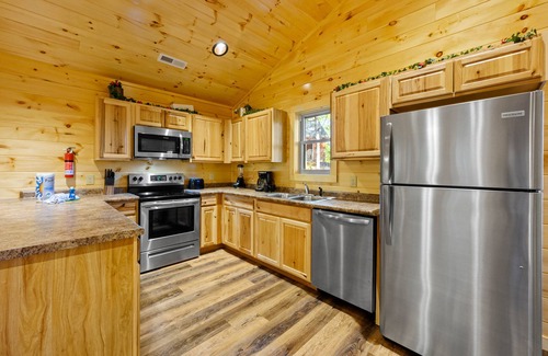 Pigeon Forge Cabin | Free Tickets | We love Dogs! Hot Tub, Pool Table, Media Room, Easy Access,