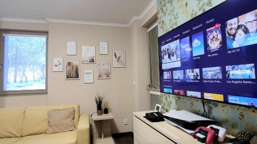 Harrachov Apartment | FREE WELLNESS & SPA MULTIMEDIA APARTMENT - SNÍDANĚ V CENĚ - ZDARMA VSTUP DO WELLNESS, VÍŘIVÉ VANY, SOLNÁ SAUNA, FINSKÁ SAUNA, PARNÍ SAUNA, MASÁŽE, PLAYSTATION 5 a HRY, SKLEP, MODERNÍ VYBAVENÍ, PARKOVÁNÍ ZDARMA, VYBAVENÍ PRO DĚTI, KLIDNÁ LOKALITA