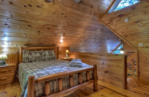 Cashes Valley Cabin | *Free Whitewater Rafting & Ziplining* Secluded, Close to Downtown Blue Ridge, Perfect Couple Retreat
