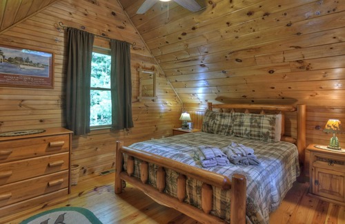 Cashes Valley Cabin | *Free Whitewater Rafting & Ziplining* Secluded, Close to Downtown Blue Ridge, Perfect Couple Retreat