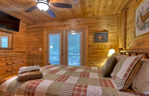 Cashes Valley Cabin | *Free Whitewater Rafting & Ziplining* Secluded, Close to Downtown Blue Ridge, Perfect Couple Retreat