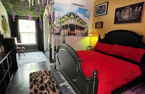 Bearss Plaza Hotel | French Quarter Garden Hotel Room Pool Hot Tub