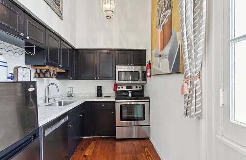 French Quarter Condo | French Quarter gem with balcony, next to dog park!