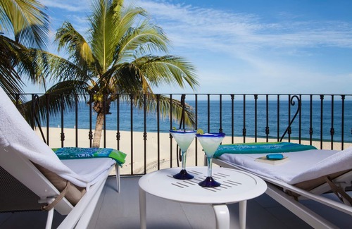 San Jose del Cabo Condo | Fresh 2-bedroom Oceanfront Condo at Intimate Casa Del Mar