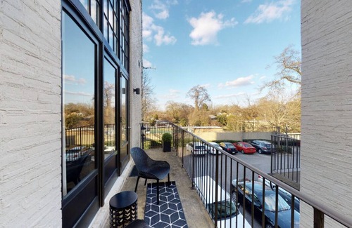 Montgomery Condo | Fresh and New Loft - Cloverdale - Free Gated Parking!