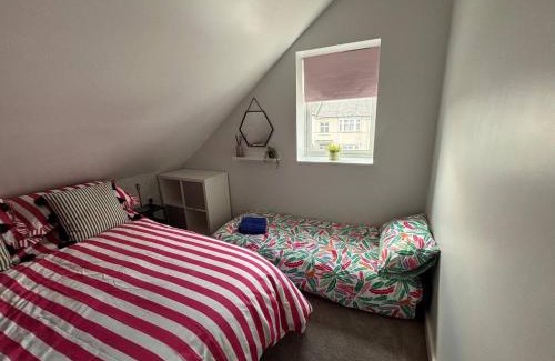 Gravesend Apartment | Fresh comfy space, feel at home.