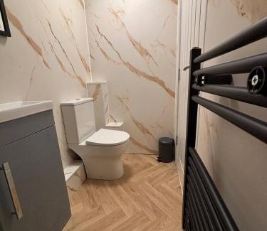 Gravesend Apartment | Fresh comfy space, feel at home.