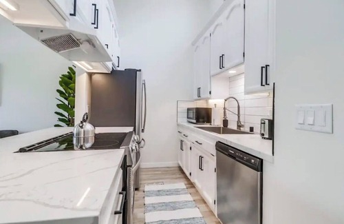 Pacific Beach Apartment | Fresh Modern & Comfy Apt Near It All [+parking]!