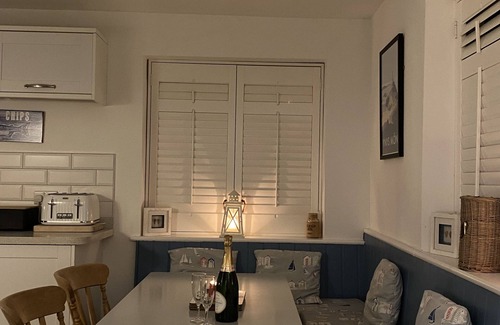 Rhosneigr House | Freshwinds is a wonderful sea-side holiday home with breath taking sea views