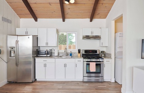 Raisin Apartment | Fresno Studio - A/C & Heating, Wi-Fi, Washer & Dryer