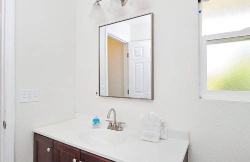 Raisin Apartment | Fresno Studio - A/C & Heating, Wi-Fi, Washer & Dryer