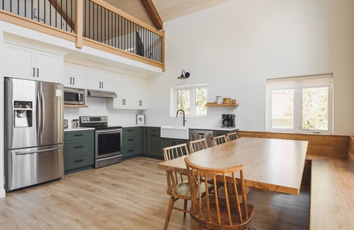 Tobermory Cottage | FreyBear - Luxury Lakefront to Lakehuron & Hot Tub