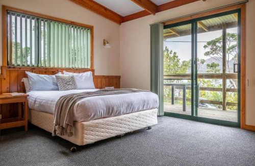 Coles Bay Ski Chalet | Freycinet Cottage 2 – Dolerite