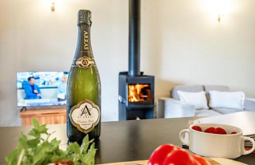 Coles Bay Ski Chalet | Freycinet Cottage 2 – Dolerite