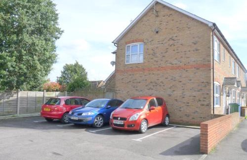 Sittingbourne House | Friars Walk 2 with 2 bedrooms, 2 bathrooms, fast Wi-Fi and private parking