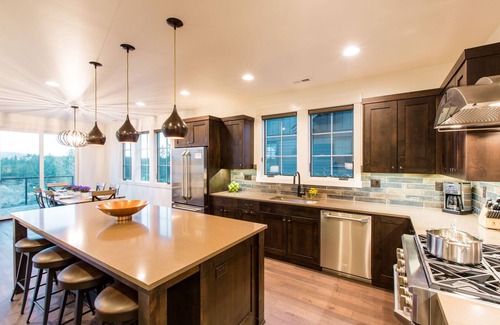 Bend House | Friendcation in Bend ~ hot tub ~ bunk beds ~ resort pool + amenities ~ golf ~🐶