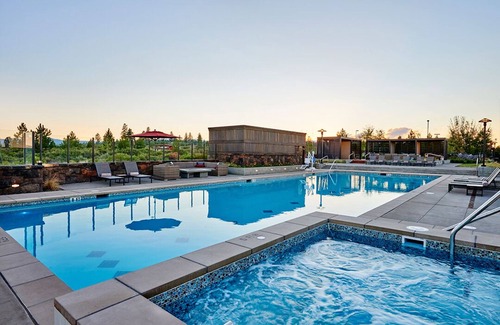 Bend House | Friendcation in Bend ~ hot tub ~ bunk beds ~ resort pool + amenities ~ golf ~🐶