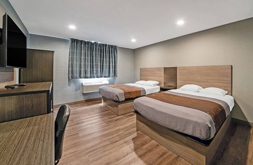 Foxboro Hotel | Friends Getaway! 2 Spacious Units, Free Parking, Minutes to Gillette Stadium!