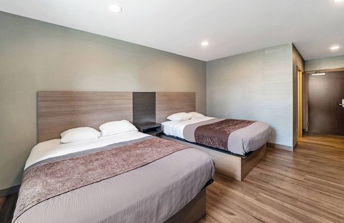 Foxboro Hotel | Friends Getaway! 2 Spacious Units, Free Parking, Minutes to Gillette Stadium!