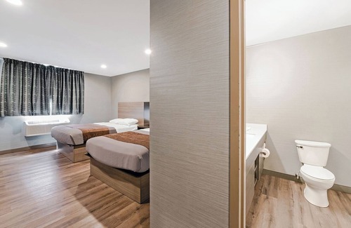 Foxboro Hotel | Friends Getaway! 2 Spacious Units, Free Parking, Minutes to Gillette Stadium!