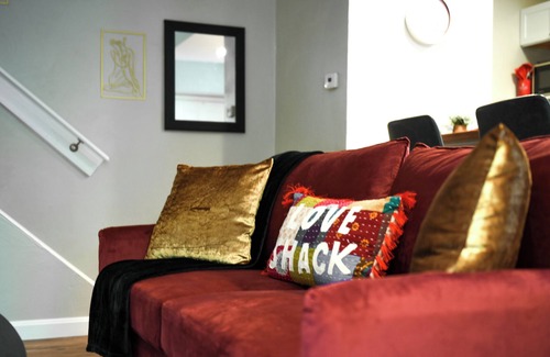 East Liberty Cottage | Friendship~Queen Bed ~Parking~Quiet