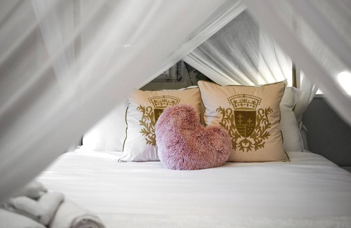 East Liberty Cottage | Friendship~Queen Bed ~Parking~Quiet