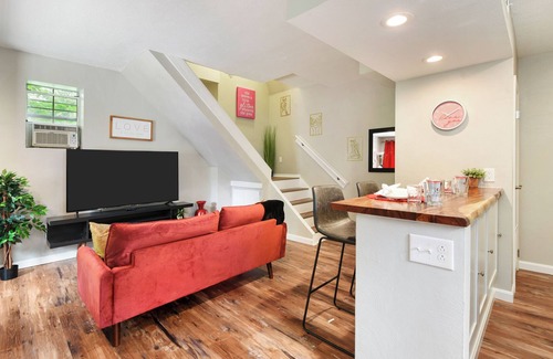 East Liberty Cottage | Friendship~Queen Bed ~Parking~Quiet