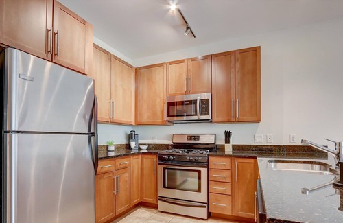 Yankee Hill Apartment | Frontdesk | 1 BR Apt by the Milwaukee Art Museum