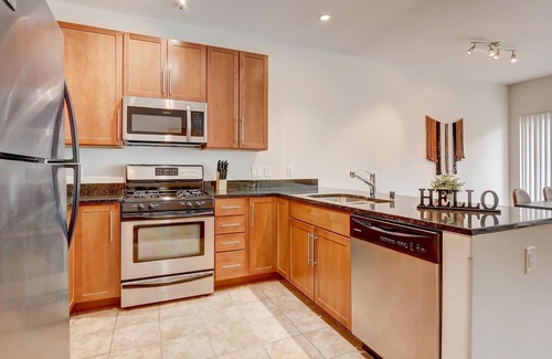 Yankee Hill Apartment | Frontdesk | 1 BR Apt by the Milwaukee Art Museum