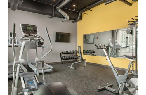 Fifth Ward Apartment | FRONTDESK 124 W Washington St Apts Milwaukee