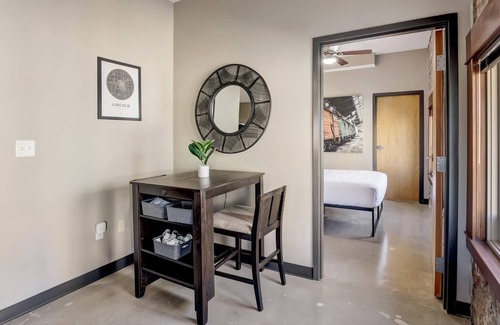 Downtown Lincoln Apartment | Frontdesk | 2 BR Apt by Memorial Stadium