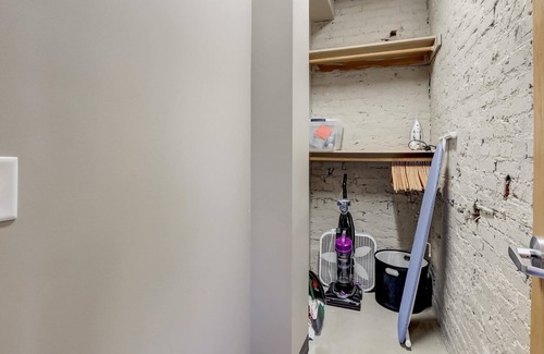 Downtown Lincoln Apartment | Frontdesk | 2 BR Apt by Memorial Stadium