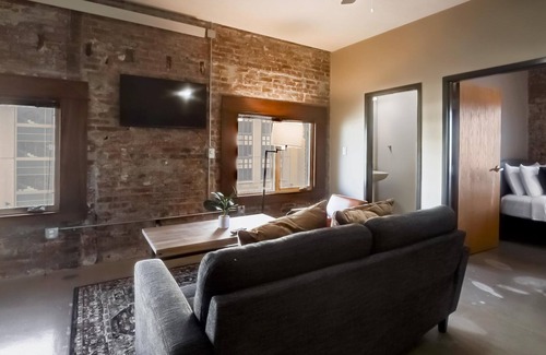 Downtown Lincoln Apartment | Frontdesk | 2 BR Apt by Memorial Stadium