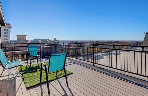 Downtown Lincoln Apartment | Frontdesk | 2 BR Apt by Nebraska State Capitol