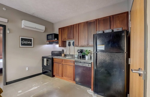Downtown Lincoln Apartment | Frontdesk | 2 BR Apt by Sheldon Museum of Art