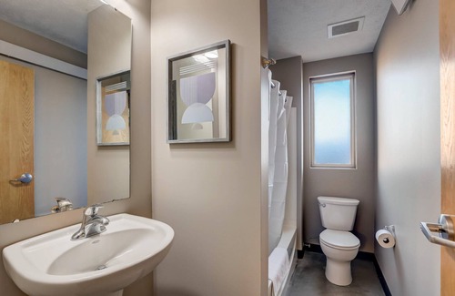 Downtown Lincoln Apartment | Frontdesk | 2 BR Apt by Sheldon Museum of Art
