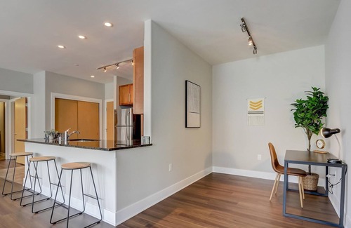 Yankee Hill Apartment | Frontdesk | 2 BR Apt close to Discovery World