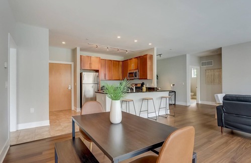 Yankee Hill Apartment | Frontdesk | 2 BR Apt close to Discovery World
