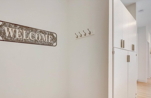 Fifth Ward Apartment | Frontdesk | 2 BR Apt near American Family Field