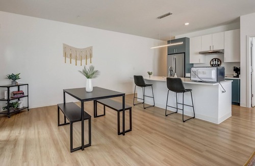 Fifth Ward Apartment | Frontdesk | 2 BR Apt near American Family Field