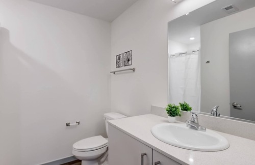 Downtown Lincoln Apartment | Frontdesk | 2 BR Apt near Lincoln Children's Zoo