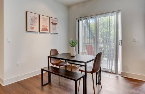 Yankee Hill Apartment | Frontdesk | 3 BR Apt near American Family Field
