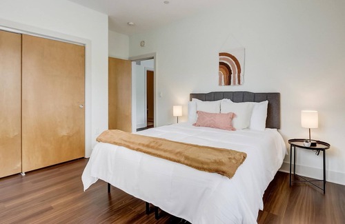 Yankee Hill Apartment | Frontdesk | 3 BR Apt near American Family Field