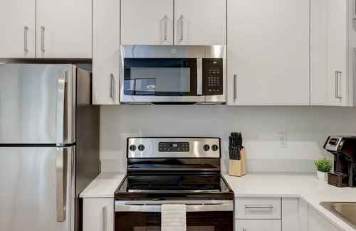 Downtown Lincoln Apartment | Frontdesk | 4 BR Apt by Nebraska History Museum