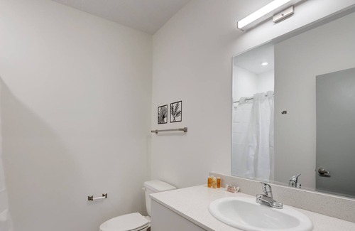 Downtown Lincoln Apartment | Frontdesk | 4 BR Apt by Nebraska History Museum