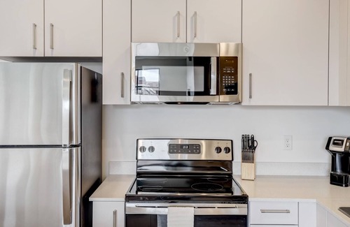Downtown Lincoln Apartment | Frontdesk | 4 BR Apt near Pinewood Amphitheatre