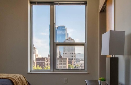Yankee Hill Apartment | Frontdesk | Colorful 2BR Apt near the Lake