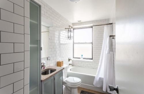 Hyde Park Apartment | FRONTDESK Comfy 2 BR Apt by Hyde Park Art Center