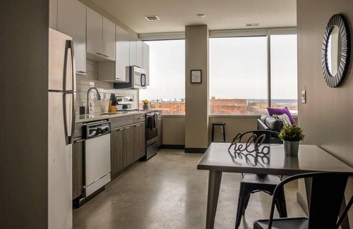 Downtown Kansas City Apartment | Frontdesk | Family 2BR Apt with Washer & Dryer
